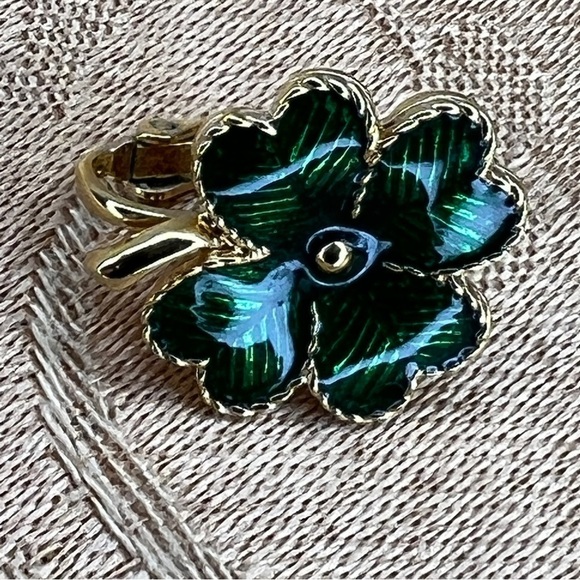 Vintage Avon Earrings Lucky Clover Green Gold Clip On Style - Picture 3 of 9